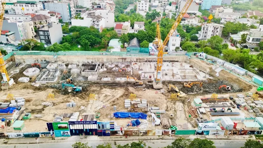 Ảnh chụp từ trên cao ở góc khác: cần cẩu tháp, lán trại thi công và phần móng đang đổ bê tông