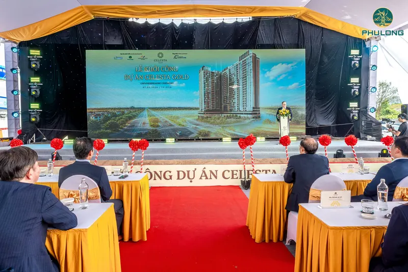 Đại biểu phát biểu trên sân khấu lễ khởi công Celesta Gold, màn hình phía sau chiếu phối cảnh dự án