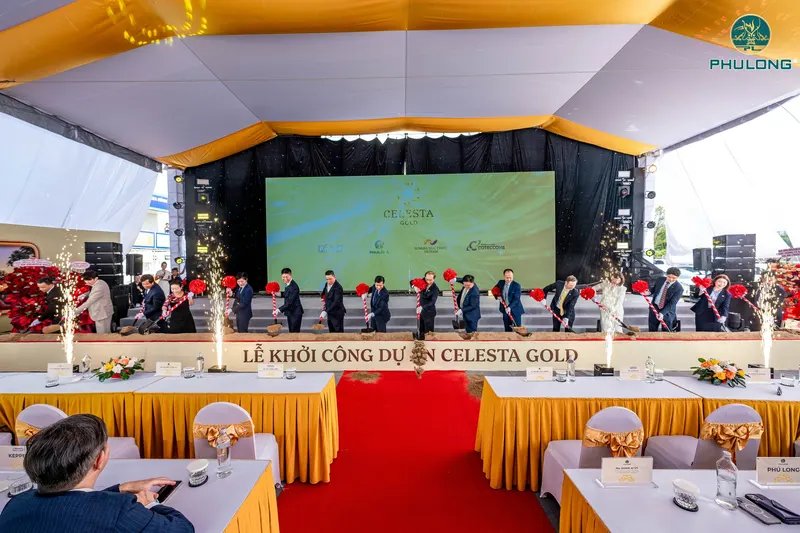 Toàn cảnh sân khấu lễ khởi công Celesta Gold với băng rôn tên dự án và dãy bàn khách mời