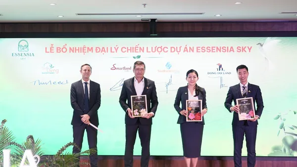 Lễ bổ nhiệm đại lý chiến lược dự án Essensia Sky, đại diện Smartland nhận chứng nhận trên sân khấu