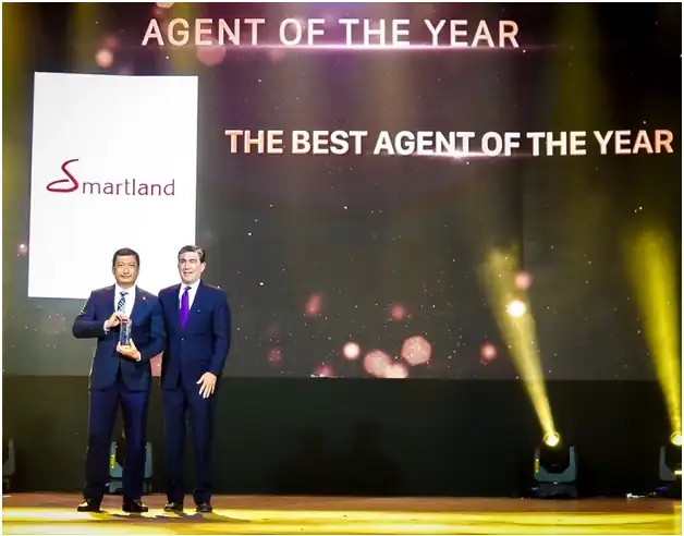 Đại diện Smartland nhận giải The Best Agent of the Year trên sân khấu lễ trao giải