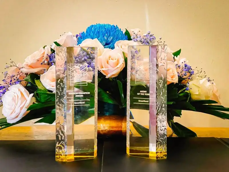 Hai kỷ niệm chương Hudson Champion Award và Agent of the Year mang tên Smartland