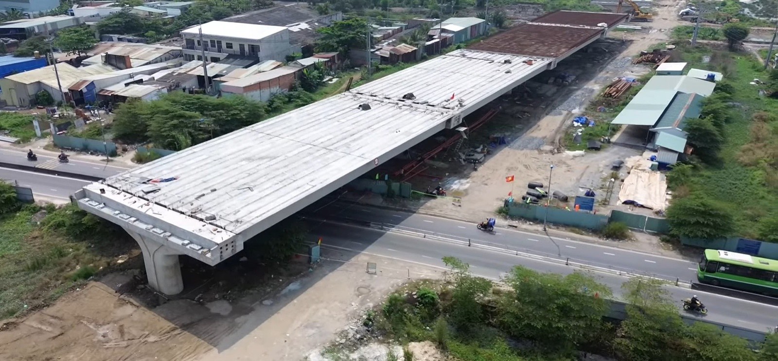 Cầu vượt Vành đai 3 TP.HCM băng qua Quốc lộ 22, đoạn qua Hóc Môn, đã hoàn thành gác dầm