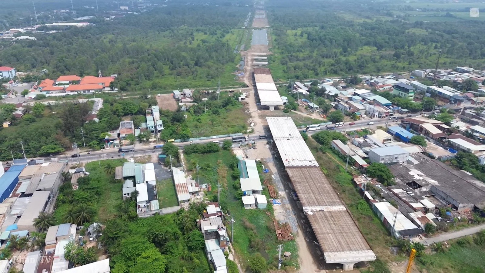 Công trường cầu vượt Nguyễn Văn Bứa thuộc dự án Vành đai 3 TP.HCM tại huyện Hóc Môn