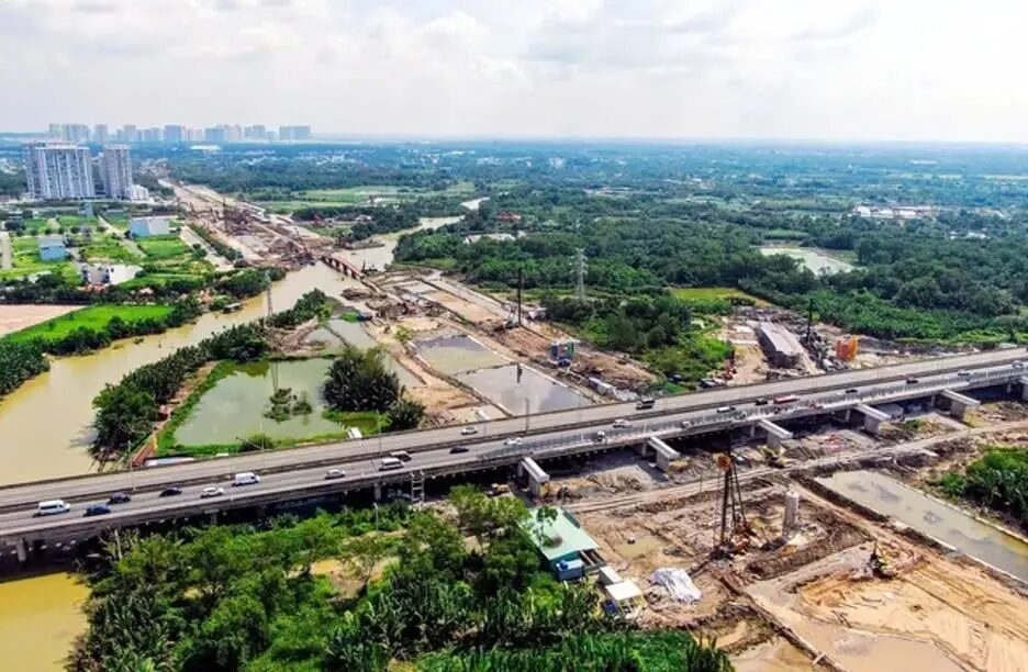 Ảnh từ trên cao công trường Vành đai 3 TP.HCM bắc qua kênh, đoạn cửa ngõ Tây Bắc