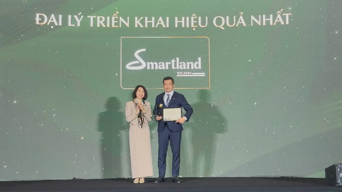 Đại diện Smartland nhận giải Đại lý triển khai hiệu quả nhất trên sân khấu
