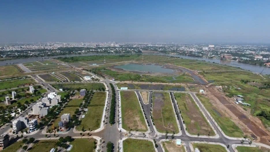 Ảnh chụp từ trên cao khu vực Hóc Môn với đất trống và kênh nước