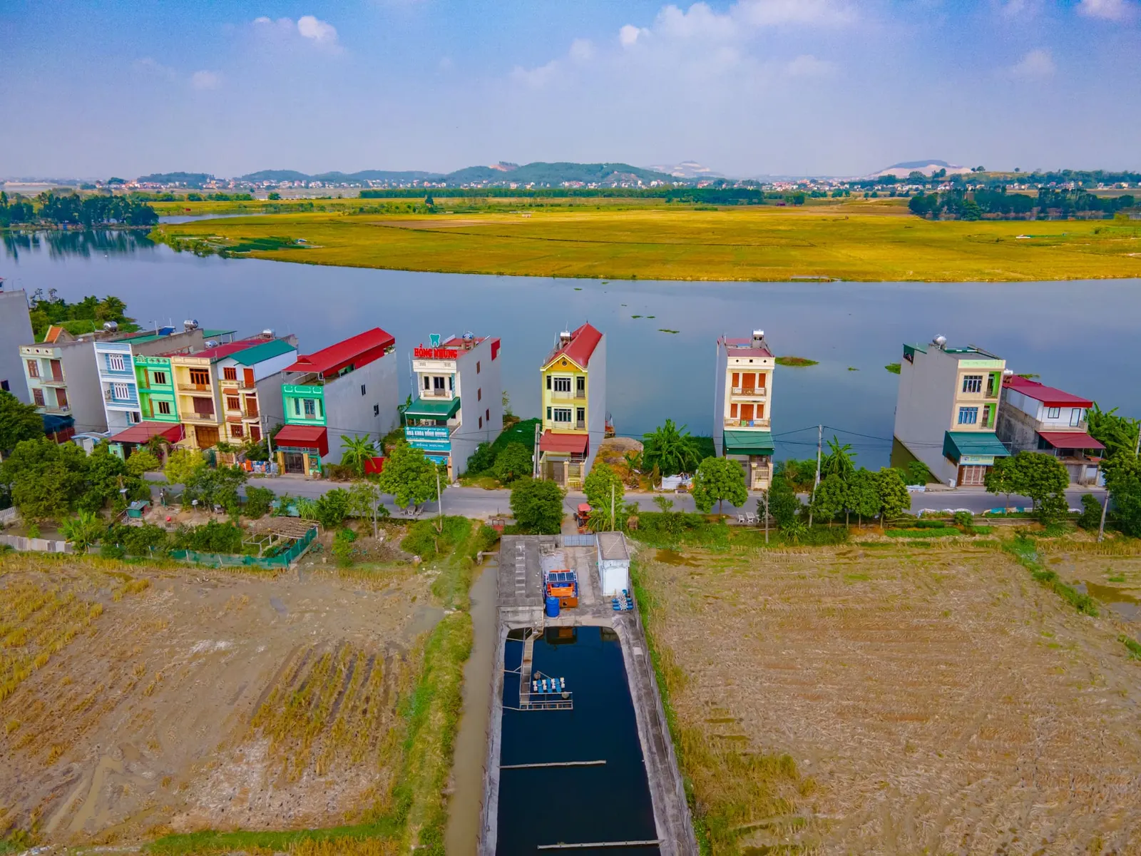 Dãy nhà dân sát mép nước sông Cầu, bến nhỏ và ruộng bãi phía sau