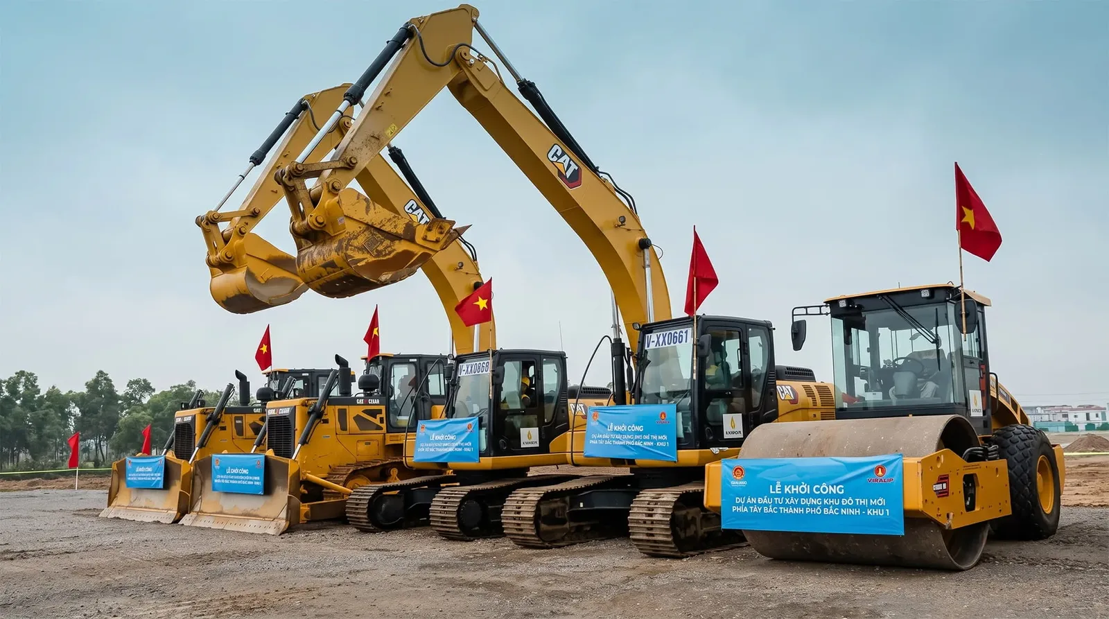 Dàn máy xúc và xe lu cắm cờ đỏ xếp hàng trên công trường trong lễ khởi công ngày 16/9/2026
