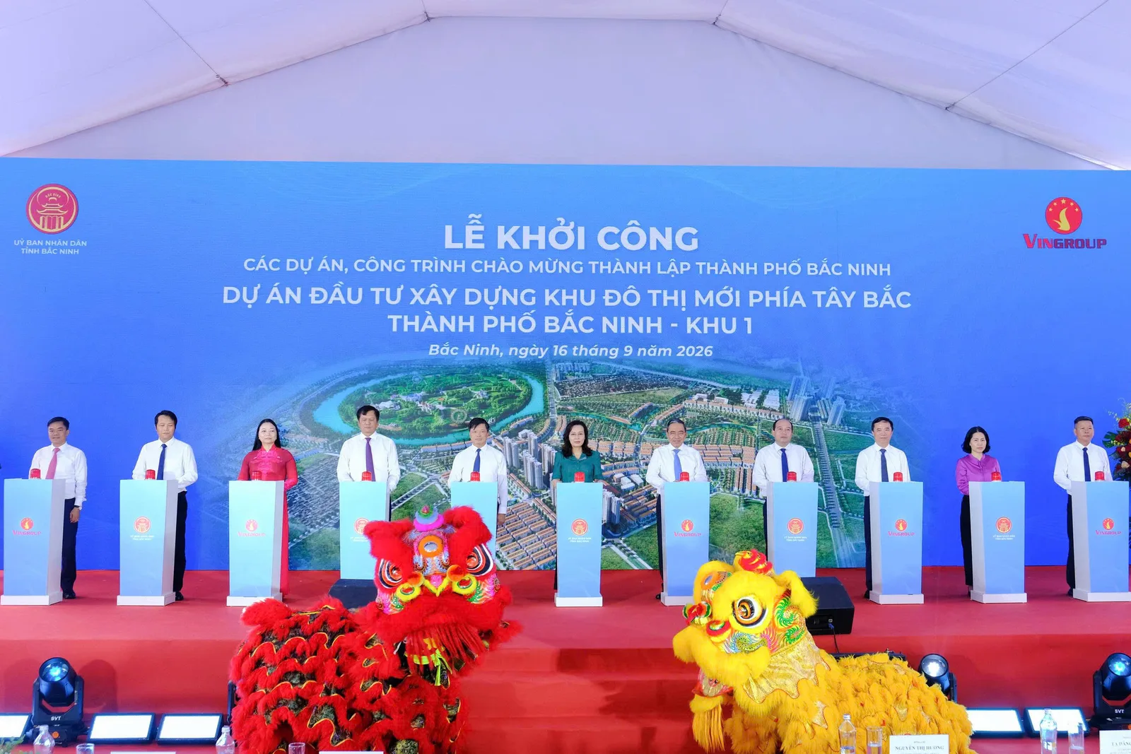 Nghi thức bấm nút khởi công với múa lân trước phông nền lễ khởi công ngày 16/9/2026