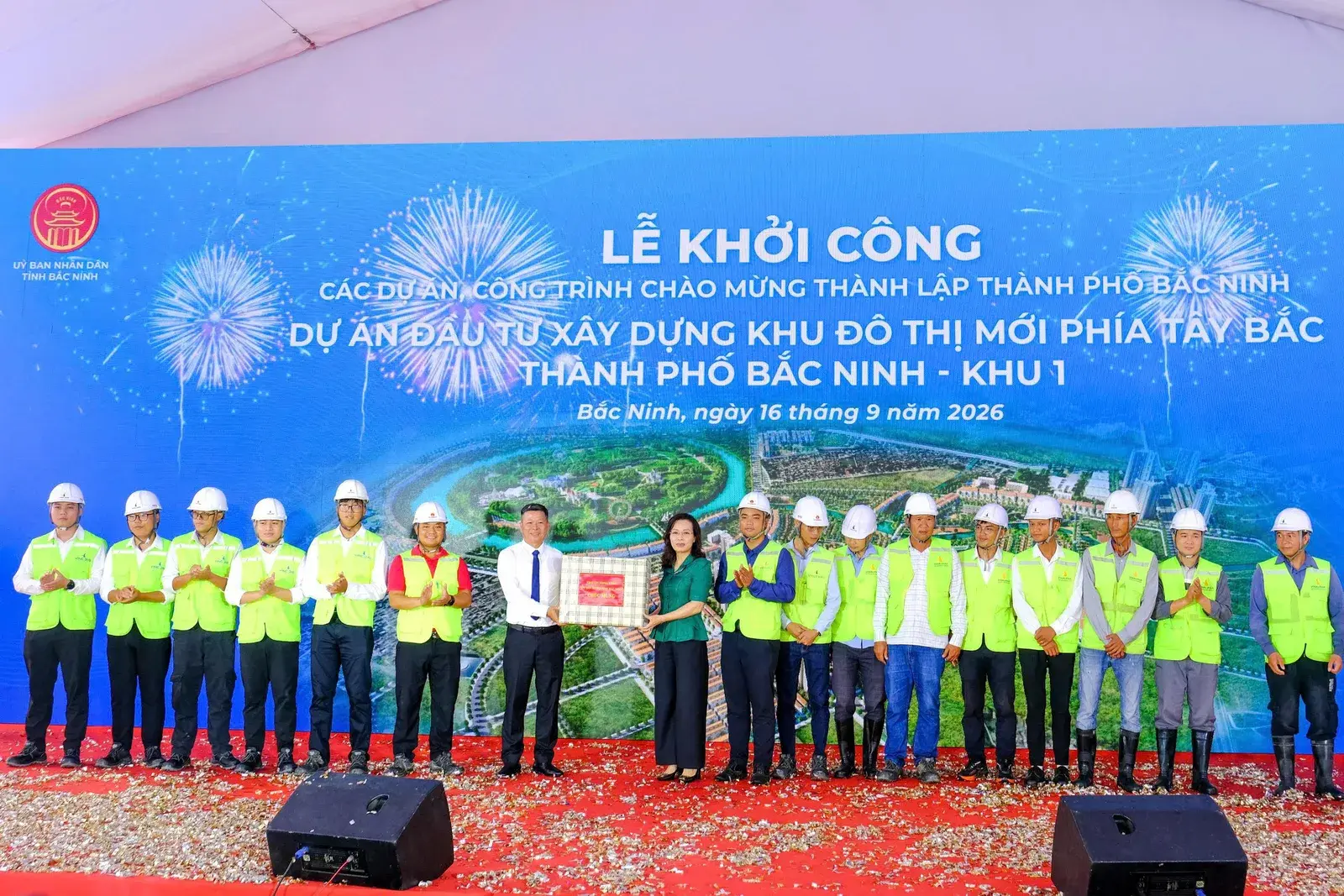 Đại biểu và lực lượng thi công trên sân khấu lễ khởi công Khu đô thị mới phía Tây Bắc thành phố Bắc Ninh
