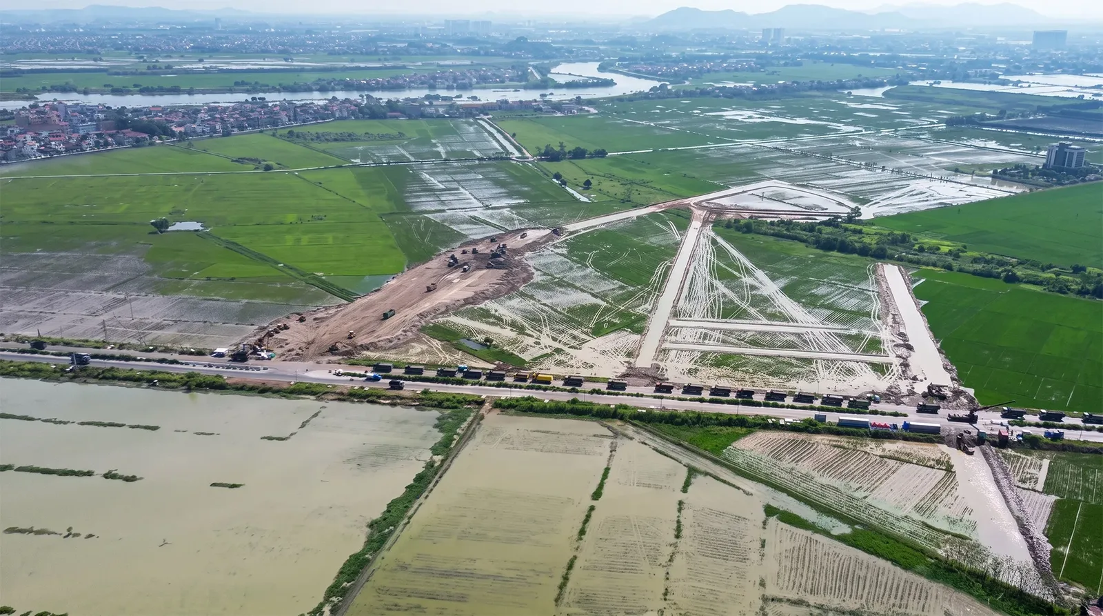 Toàn cảnh khu đất dự án nhìn từ trên cao, mặt bằng đang san lấp giữa những thửa ruộng