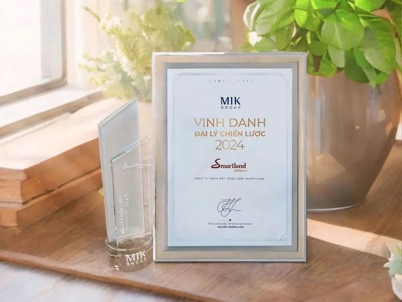 Kỷ niệm chương và chứng nhận MIK Group vinh danh Smartland là Đại lý chiến lược 2024