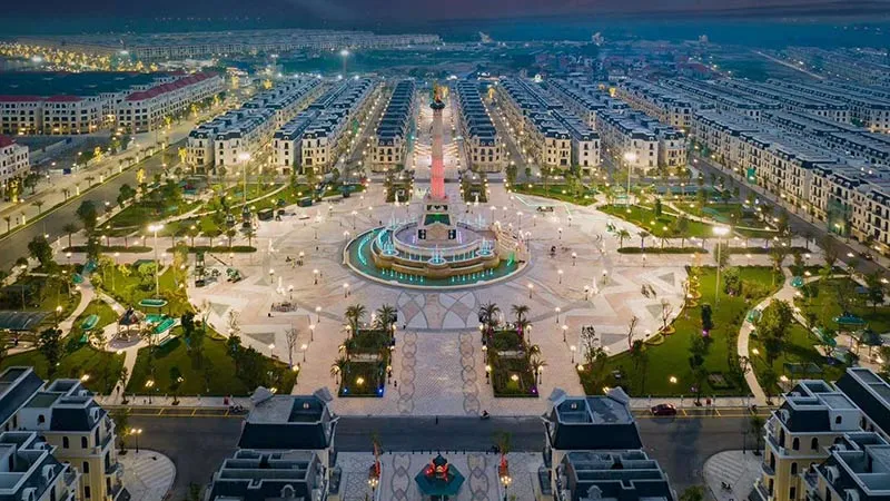 Đại lộ Kingdom Avenue tại Ocean Park 2 lúc lên đèn