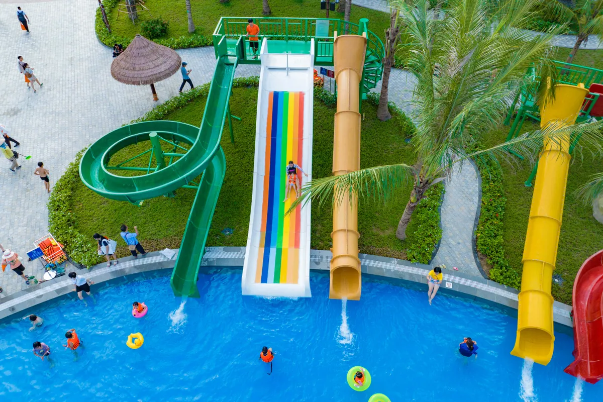 Máng trượt nước nhiều màu tại công viên nước VinWonders, Ocean City