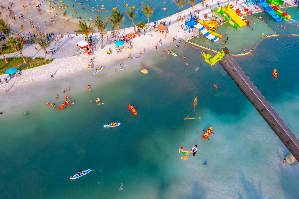 Bãi biển nhân tạo VinWonders Wave Park nhìn từ trên cao