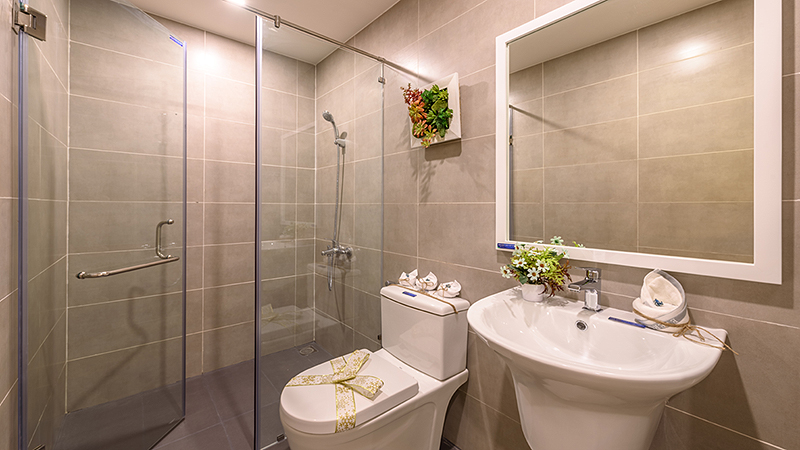 Toilet căn hộ dự án Lovera Vista Khang Điền ốp đá kịch trần và trang bị thiết bị toilet từ các thương hiệu uy tín trong và ngoài nước.