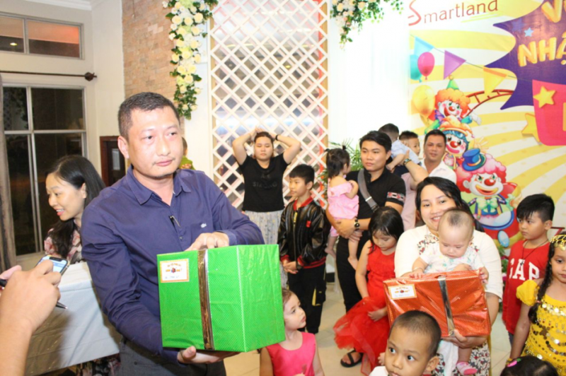 Ông Đặng Quốc Việt – Tổng Giám Đốc công ty trao quà cho các em nhỏ mừng ngày "vui tết thiếu nhi - nhận quà như ý"