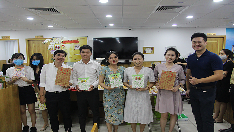PGĐ Smartland- Anh Việt Anh trao quà sinh nhật team tháng 3