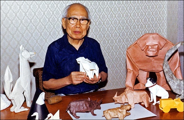 Nghệ nhân Akira Yoshizawa bên cạnh những tác phẩm của mình.