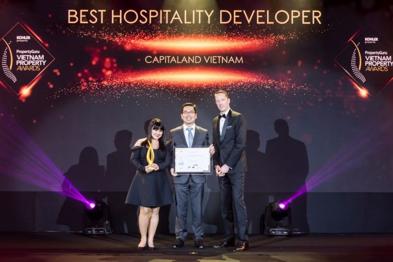 Đại diện Capitaland nhận giải thưởng Chủ đầu tư khách sạn xuất sắc