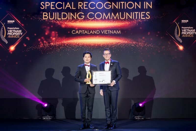 Đại diện CapitaLand Việt Nam nhận Chứng nhận đặc biệt về Xây dựng cộng đồng