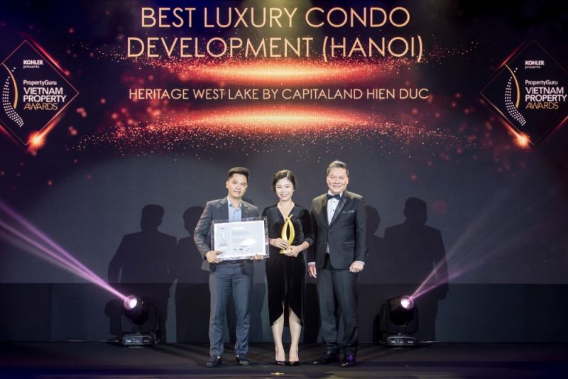 Đại diện Capitaland nhận giải thưởng Dự án chung cư hạng sang xuất sắc cho dự án Heritage West Lake tại Hà Nội