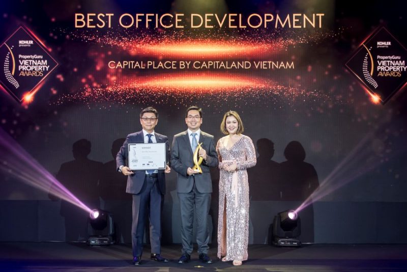 Đại diện Capitaland nhận giải thưởng Dự án văn phòng xuất sắc cho dự án Capital Place tại Hà Nội