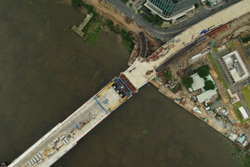 Dự án cầu Thủ Thiêm 2 đã hoàn thành lắp đặt 17/17 đốt dầm thép băng ngang sông Sài Gòn.
