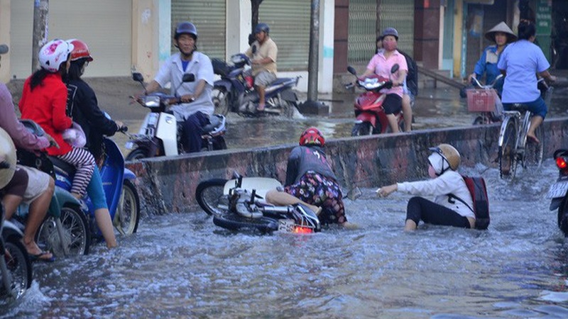 đường Huỳnh Tấn Phát ngập nước