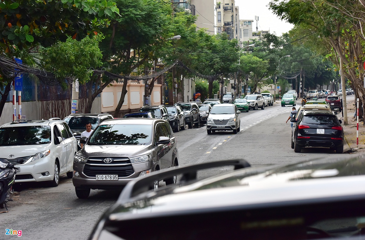 Những dãy ôtô 4-7 chỗ dừng chờ đón học sinh trên đường Nguyễn Văn Hưởng