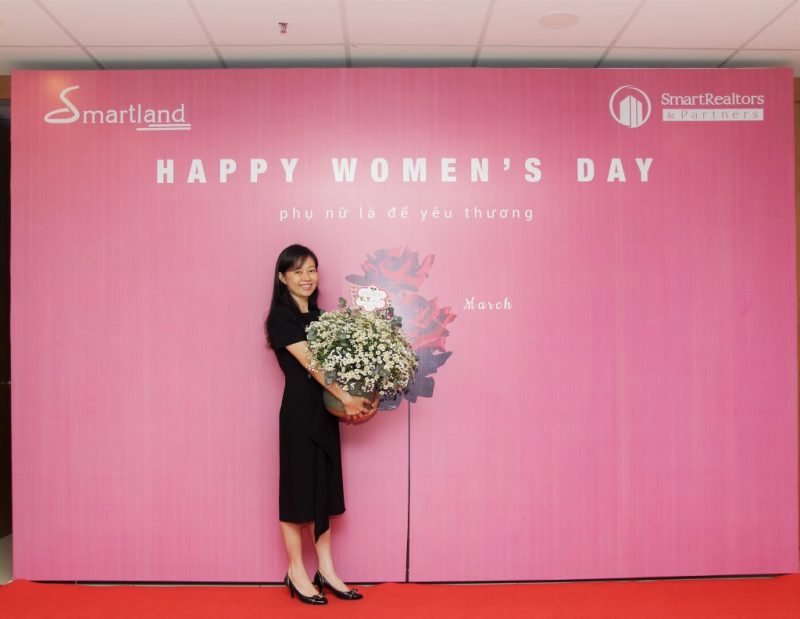 Bà Nguyễn Kim Chi - Giám đốc công ty TNHH BĐS Smartland đại diện chị em phụ nữ nhận hoa ngày quốc tế phụ nữ 8/3