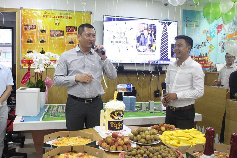 Big boss Đặng Quốc Việt có đôi lời phát biểu với toàn thể anh chị em trong công ty Smartland
