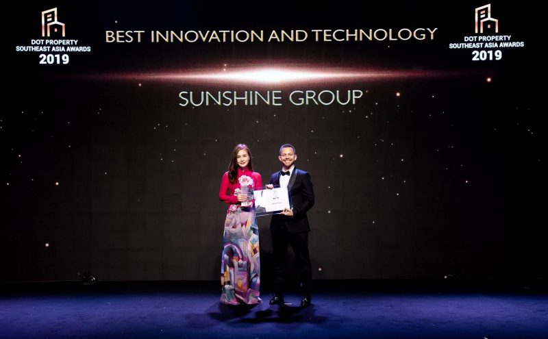 Bà Đỗ Thị Hồng Nhung, Tổng Giám đốc Tập đoàn Sunshine Sài Gòn, đại diện Sunshine Group lên nhận giải