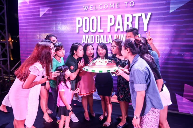 Pool party - buổi tiệc thú vị nhất của chuyến du lịch Đà Nẵn - Hội An