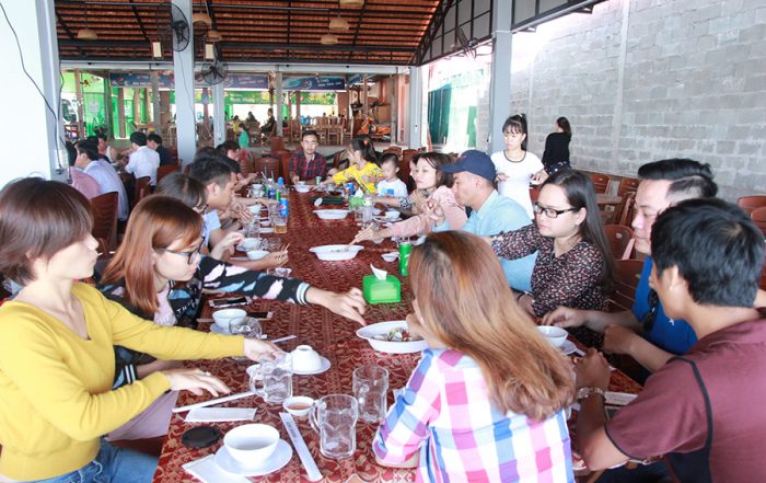 Mọi người cùng nhau ăn uống khi đi du lịch tp Phú Quốc