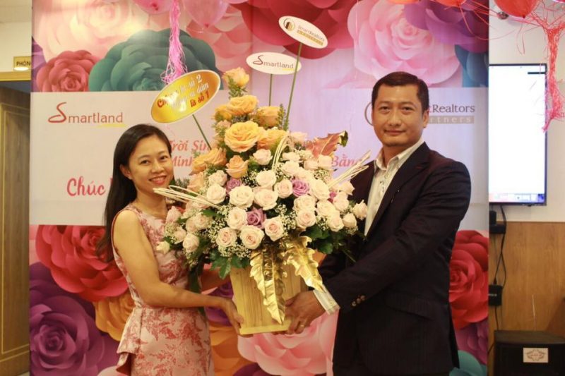 Ông Đặng Quốc Việt - Tổng giám đốc công ty TNHH Bất Động Sản Smartland đại diện trao hoa chúc mừng chị em phụ nữ