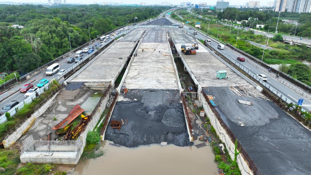 Các gói thầu khác trong nút giao An Phú cũng đang trong quá trình thực hiện để kịp tiến độ