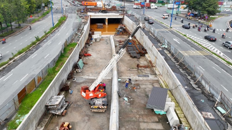 Hầm chui nối cao tốc TP.HCM – Long Thành – Dầu Giây với Mai Chí Thọ đang thi công 3 ca liên tục.