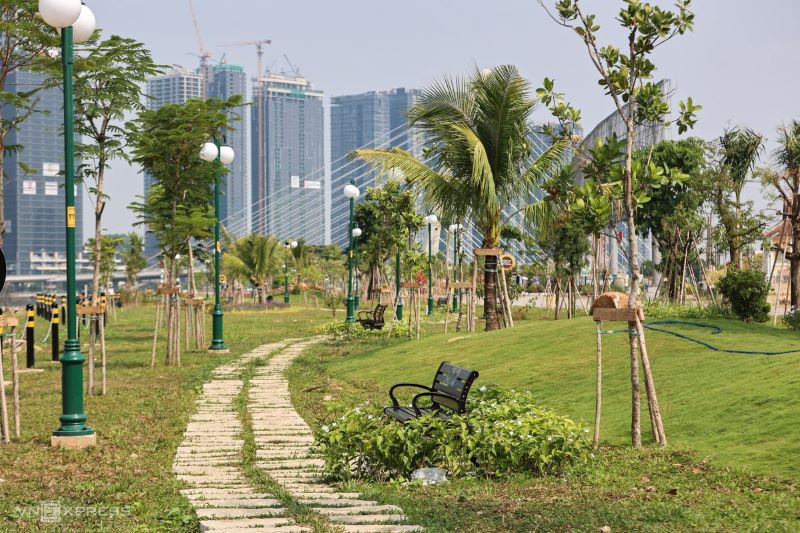 Công viên Metropole Thủ Thiêm hưởng lợi từ việc kiến tạo bờ sông Thủ Thiêm, giúp nâng cao giá trị không gian sống xanh và cảnh quan khu vực. 