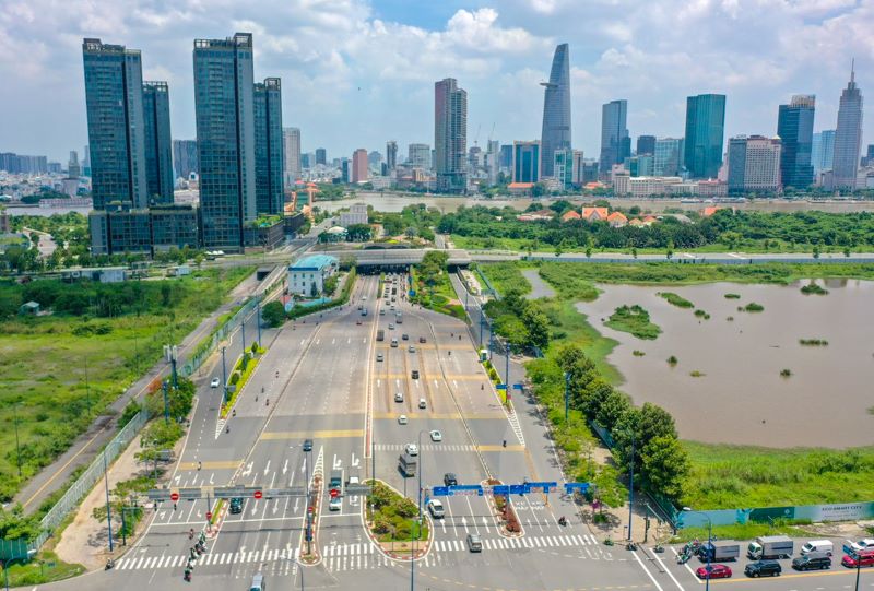 Hầm Thủ Thiêm nhìn từ trên cao kết hợp cùng dòng sông Sài Gòn uốn lượn tạo nên một bức tranh hài hòa