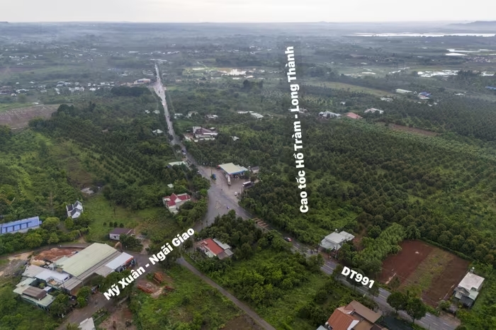 Hướng tuyến cao tốc Hồ Tràm Long Thành đi qua địa hình hồ Đá Đen – vùng đất nông nghiệp có mật độ dân cư thấp, thuận lợi cho giải phóng mặt bằng và triển khai thi công.