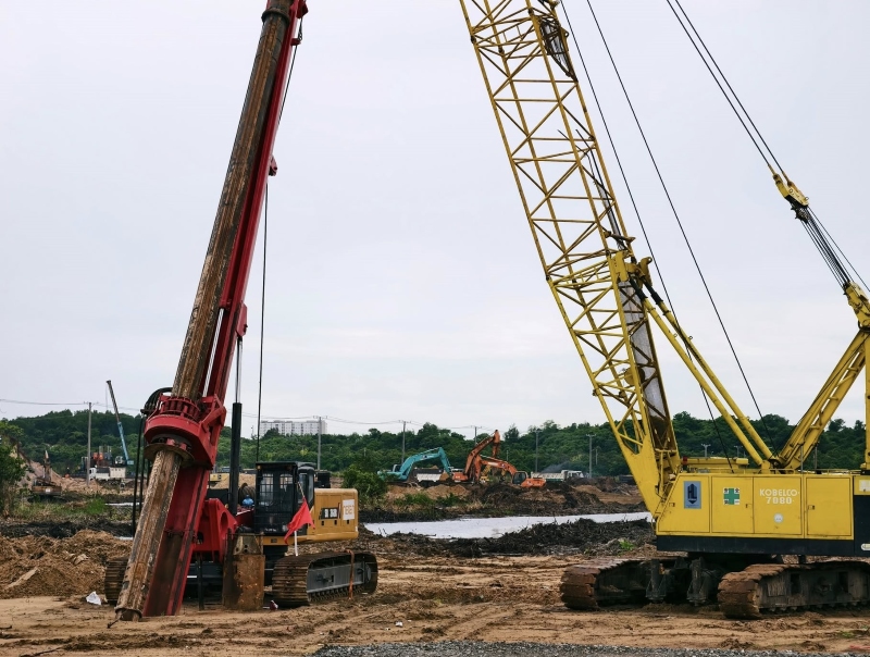 Tiến độ Blanca City tháng 6/2025 - xe cơ giới và thiết bị thi công ra vào công trường liên tục bất kể thời tiết