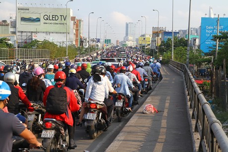 Ảnh chụp từ trên cao khu vực cầu Kênh Tẻ – nơi thường xuyên ùn tắc, sắp được chia tải nhờ sự xuất hiện của cầu Nguyễn Khoái.