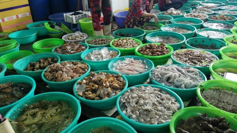 Đặc sản chợ Cần Thạnh là hàng trăm thau hải sản sống, tươi rói và được chế biến tại chỗ theo yêu cầu.