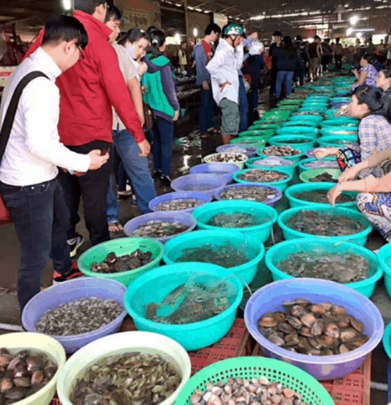 Chợ lúc sáng sớm luôn đông đúc khách du lịch và người dân địa phương cùng tìm mua những mẻ hải sản tươi mới nhất trong ngày.