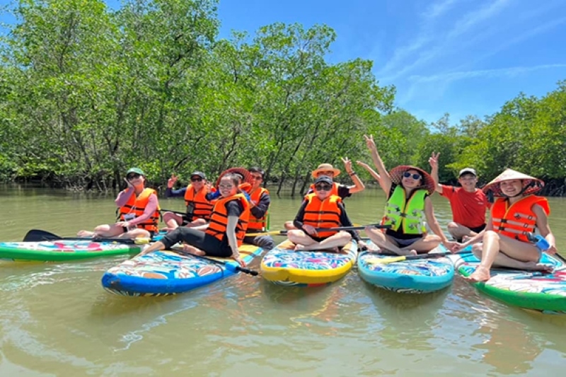 Du khách trải nghiệm chèo SUP giữa rừng ngập mặn Cần Giờ – hoạt động du lịch sinh thái hấp dẫn chỉ cách TP.HCM khoảng 1 giờ di chuyển.