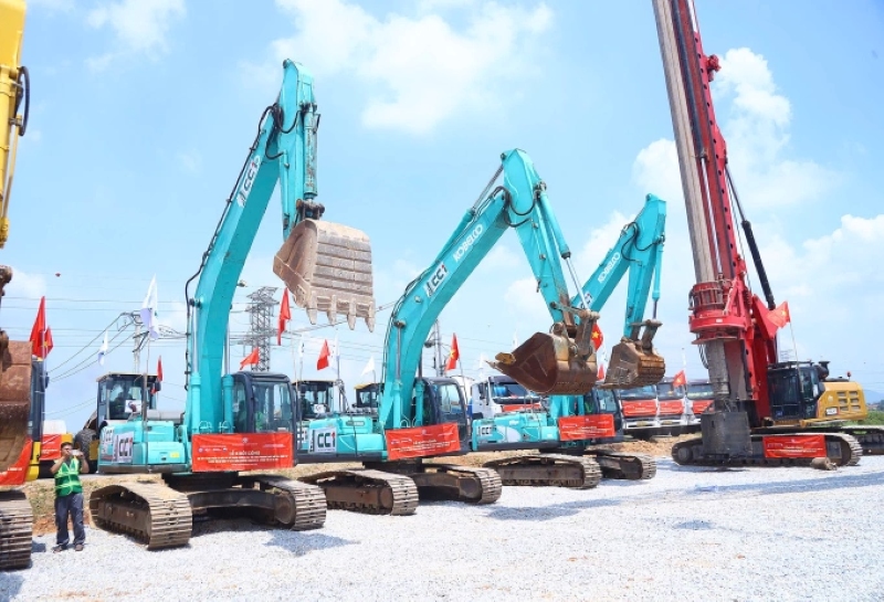 Hình ảnh thi công tuyến cao tốc trong dự án đường Vành đai 4 Hà Nội, khởi công giai đoạn PPP từ tháng 9/2025.