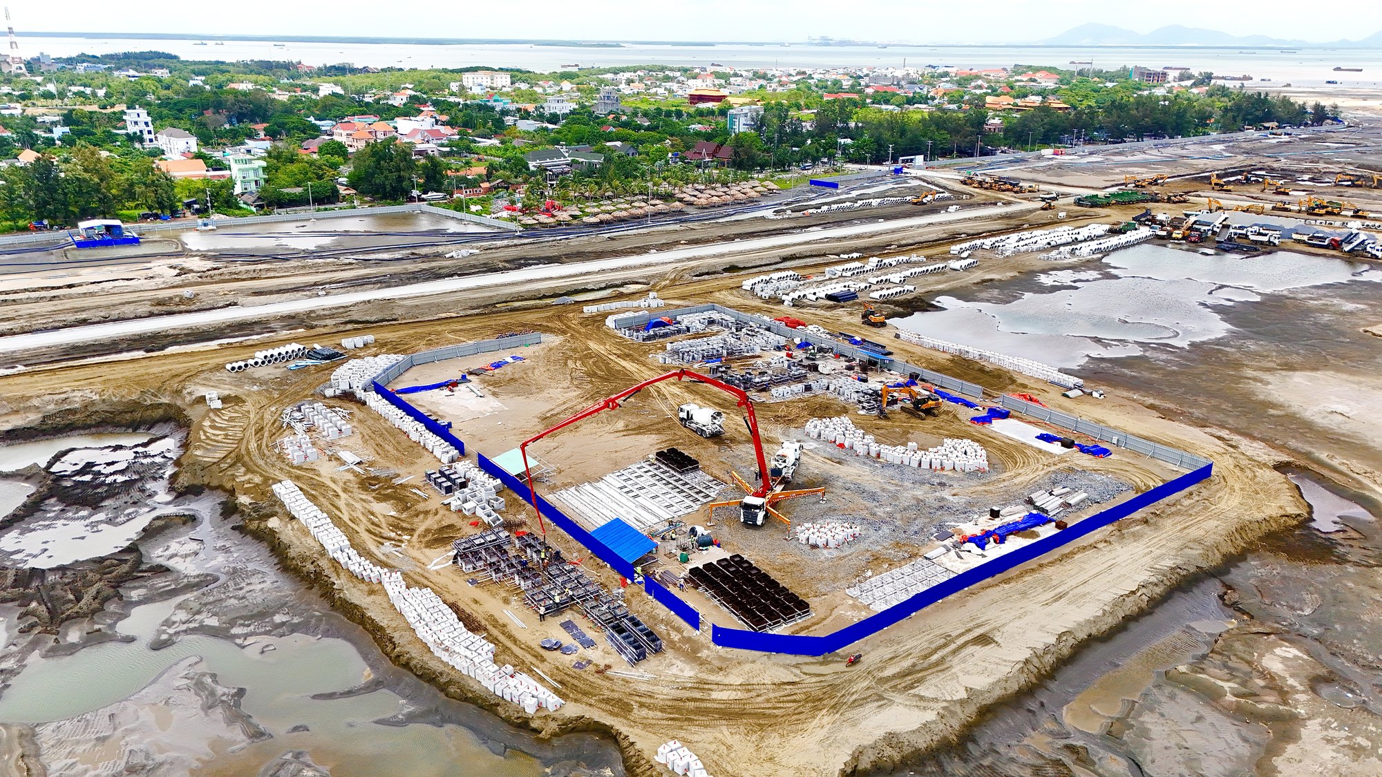 công trường Vinhomes Green Paradise tháng 9/2025, bãi tập kết vật liệu và máy bơm bê tông trên nền san lấp
