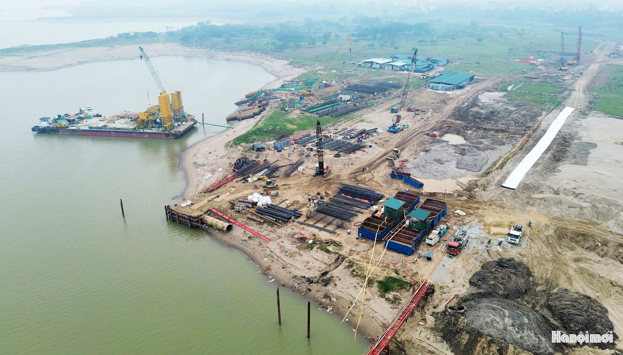 công trường cầu Hồng Hà trên tuyến Vành đai 4 Hà Nội nhìn từ trên cao
